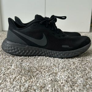 NIKE: Black Athletic Shoes